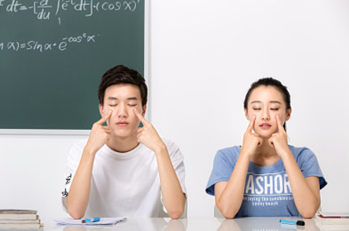 “宅家”一個(gè)月，近視一百度？學(xué)習(xí)網(wǎng)課時(shí)如何科學(xué)護(hù)眼、防控近視，官方專(zhuān)家宣講團(tuán)來(lái)支招啦！ | 特別關(guān)注