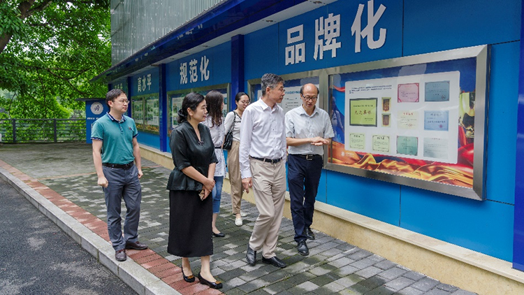 農(nóng)業(yè)農(nóng)村部管理干部學院閆石院長一行蒞臨我院調研交流